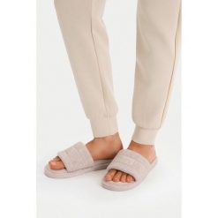 Kapcie G-Star. Brązowe obuwie domowe G-Star, bez wzorów, bez zapięcia. Za 89.99 zł.