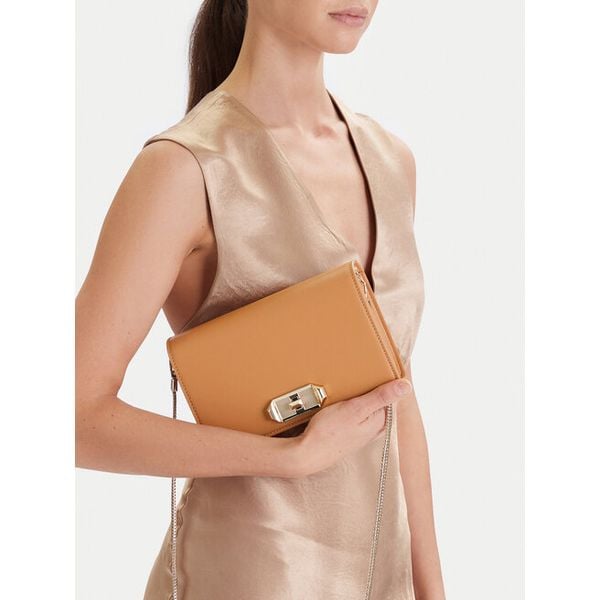 Torebka Nine West. Brązowe torebki klasyczne Nine West, bez wzorów, bez dodatków. Za 137.99 zł.