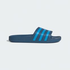 Klapki adilette Aqua. Niebieskie klapki Adidas, bez wzorów, bez obcasa. Za 99.95 zł.