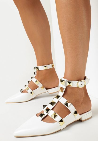 Białe Sandały z Noskiem w Szpic Ozdobione Ćwiekami Viasara. Białe sandały Born2be, bez wzorów, bez obcasa, na płaskiej podeszwie, bez zapięcia. Za 9.99 zł.