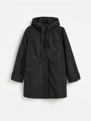 Długa parka z kapturem - czarny. Czarne parki Reserved, l, z tkaniny, z kapturem. Za 179.99 zł.