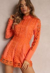 Pomarańczowy Krótki Kombinezon z Ażurowej Tkaniny ze Stójką Violras. Brązowe sukienki Renee, m, w ażurowe wzory, z tkaniny, boho, bez kołnierzyka, bez ramiączek, mini. Za 169.99 zł.