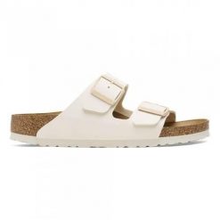 Klapki damskie Birkenstock Arizona. Białe klapki Birkenstock, bez wzorów, z materiału, bez obcasa. Za 443.00 zł.