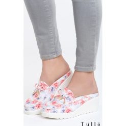 Niebieskie Klapki Lady Bird. Niebieskie klapki Born2be, bez wzorów, z materiału, bez obcasa, na koturnie. Za 24.99 zł.