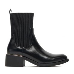 Botki JENNY. Czarne botki Jenny, bez wzorów, bez obcasa, na słupku, bez zapięcia. Za 169.99 zł.