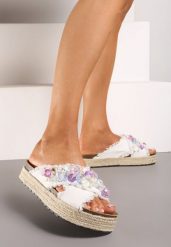 Białe Klapki na Platformie w Stylu Boho z Aplikacjami i Plecionką Rissona. Białe klapki Renee, z aplikacjami, z jeansu, z otwartym noskiem, bez obcasa, na platformie. Za 59.99 zł.