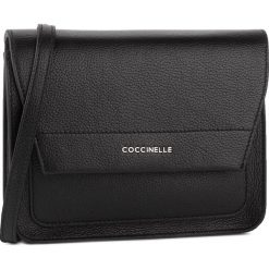 Torebka COCCINELLE - EO5 Sandy E1 EO5 15 01 01 Noir 001. Czarne listonoszki Coccinelle, bez wzorów, ze skóry, bez dodatków. Za 949.00 zł.