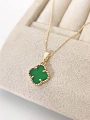 Luja Bijoux Pozłacany naszyjnik z zawieszką - dł. 42 cm rozmiar: onesize. Zielone naszyjniki Luja Bijoux, z malachitem, pozłacane. Za 83.42 zł.