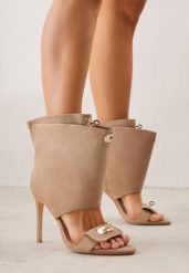 Brązowe Sandały Typu Botki z Metalicznymi Klamrami Zaehlyss. Brązowe sandały Renee, bez wzorów, z lakierowanej skóry, rockowe, bez obcasa, na obcasie, bez zapięcia. Za 179.99 zł.