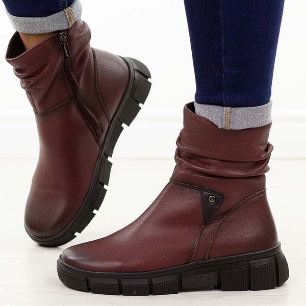 Bordowe skórzane botki damskie Cambell 19304. Czerwone botki Cambell, na jesień, bez wzorów, z polaru, z okrągłym noskiem, bez obcasa, bez zapięcia. W wyprzedaży za 278.07 zł.