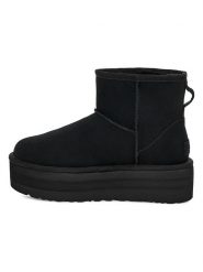 UGG Botki "W Classic Mini Platform" w kolorze czarnym z wełny jagnięcej rozmiar: 41. Czarne botki UGG, bez wzorów, ze skóry, bez obcasa, na platformie, bez zapięcia. Za 682.45 zł.