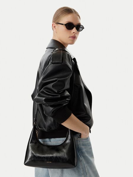 Calvin Klein Torebka Foil Logo Glossy LV04F3737G Czarny. Czarne torebki klasyczne Calvin Klein, bez wzorów, ze skóry, bez dodatków. Za 382.99 zł.