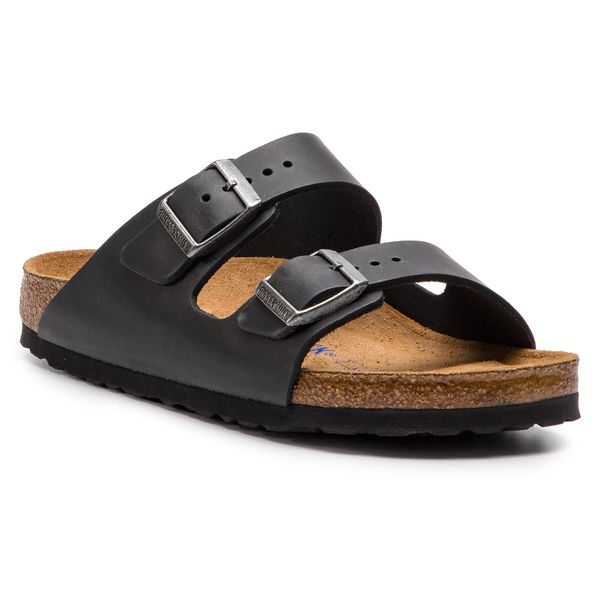 Klapki Birkenstock. Czarne klapki Birkenstock, bez wzorów, bez obcasa. Za 443.99 zł.