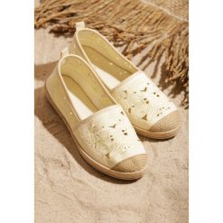 Żółte Espadryle Pickedness. Żółte espadryle Born2be, w ażurowe wzory, bez obcasa, bez zapięcia. Za 59.99 zł.