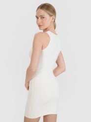 4F Sukienka mini z prążkowanej dzianiny damska - biała M. Białe sukienki 4f, na co dzień, m, bez wzorów, z dzianiny, eleganckie, bez kołnierzyka, bez ramiączek, maxi, dopasowane. W wyprzedaży za 59.99 zł.