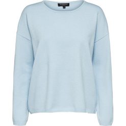 Sweter w kolorze błękitnym. Niebieskie swetry Selected Femme, xs, bez wzorów, bez ramiączek. W wyprzedaży za 85.95 zł.