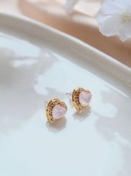 Heliophilia Kolczyki-wkrętki z cyrkoniami rozmiar: onesize. Różowe kolczyki Heliophilia, z cyrkonią, metalowe. Za 34.99 zł.