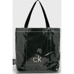 Calvin Klein Jeans - Torebka. Niebieskie shopper Calvin Klein Jeans, bez wzorów, z jeansu, casualowe, na ramię, duże, bez dodatków. W wyprzedaży za 219.90 zł.