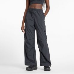 Spodnie damskie New Balance WP43534BK – czarne. Czarne spodnie dresowe New Balance, s, bez wzorów, z materiału. Za 199.99 zł.