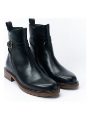 British Passport Skórzane botki w kolorze czarnym rozmiar: 39. Czarne botki British Passport, bez wzorów, bez obcasa, bez zapięcia. Za 409.45 zł.