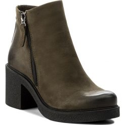 Botki SIMEN - 9747 Oliwka C20. Zielone botki Simen, bez wzorów, z nubiku, bez obcasa, na obcasie, bez zapięcia. W wyprzedaży za 269.00 zł.