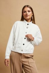 Bluza z ozdobnymi guzikami perłowa. Białe bluzy MOODO, xl, bez wzorów, z elastanu, bez kaptura. W wyprzedaży za 62.99 zł.