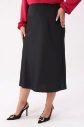 Satynowa czarna spódnica Marisa - elegancja na każdą okazję PLUS SIZE XXL OVERSIZE. Czarne spódnice Moda Size Plus Iwanek, na co dzień, plus size, bez wzorów, z elastanu, eleganckie, plus size, midi, dopasowane. Za 219.90 zł.