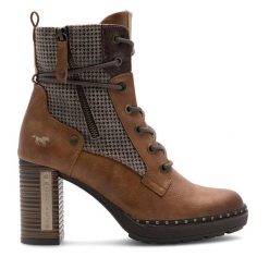 Botki Mustang. Brązowe botki Mustang, bez wzorów, bez obcasa, na słupku, bez zapięcia. Za 399.99 zł.