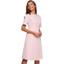 Stylove Sukienka w kolorze jasnoróżowym rozmiar: XXL. Różowe sukienki Stylove, xxl, bez wzorów, bez kołnierzyka, bez ramiączek, midi. Za 202.03 zł.