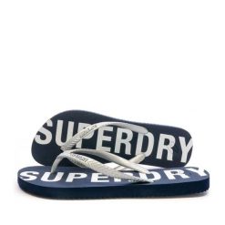 Superdry Klapki Code Essential z gumy - Deep Navy/Metallic Silver. Szare klapki Superdry, bez wzorów, z gumy, bez obcasa. Za 105.50 zł.