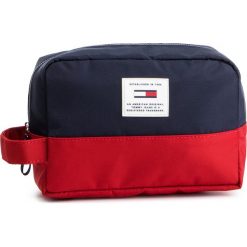 Kosmetyczka TOMMY JEANS - Tjm Urban Tech Washbag AM0AM04600 901. Czerwone kufry i kosmetyczki Tommy Jeans, bez wzorów, z jeansu, bez dodatków. W wyprzedaży za 119.00 zł.