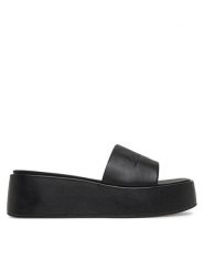 LOVE MOSCHINO Klapki JA28177I0MIA0000 Czarny. Czarne klapki Love Moschino, bez wzorów, ze skóry, bez obcasa. Za 639.99 zł.