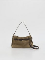 Zamszowa torebka na ramię - beżowy. Brązowe torby na ramię Reserved, bez wzorów, z zamszu, na ramię, zamszowe, bez dodatków. Za 279.99 zł.