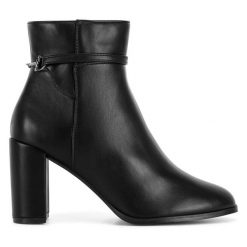 Botki Clara Barson. Czarne botki Clara Barson, bez wzorów, bez obcasa, na słupku, bez zapięcia. Za 135.99 zł.