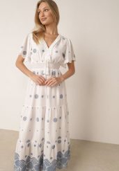 Biało-Niebieska Bawełniana Sukienka Boho Zdobiona Etno Haftem i Chwostami Metona. Białe sukienki Born2be, na co dzień, l, z aplikacjami, z bawełny, boho, bez kołnierzyka, bez ramiączek, maxi, proste. Za 159.99 zł.