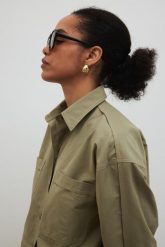 Bawełniana koszula o prostym kroju w kolorze KHAKI - RESONATE-M/L. Brązowe koszule Marsala, l, bez wzorów, z bawełny, eleganckie, bez kołnierzyka, bez ramiączek. Za 249.90 zł.