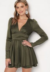 Zielona Satynowa Sukienka Mini z Głębokim Dekoltem i Wiązaniem z Tyłu Liadan. Zielone sukienki Born2be, na imprezę, m, bez wzorów, z satyny, eleganckie, bez kołnierzyka, bez ramiączek, mini. Za 89.99 zł.