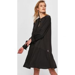 Calvin Klein - Sukienka. Czarne sukienki Calvin Klein, na co dzień, bez wzorów, z materiału, casualowe, bez kołnierzyka, bez ramiączek, maxi, proste. W wyprzedaży za 499.90 zł.