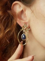 L'Atelier de Gaia Pozłacane kolczyki-wkrętki z szafirami rozmiar: onesize. Niebieskie kolczyki L'Atelier de Gaia, z szafirem, pozłacane. Za 39.99 zł.