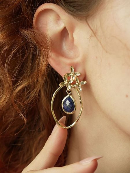 L'Atelier de Gaia Pozłacane kolczyki-wkrętki z szafirami rozmiar: onesize. Niebieskie kolczyki L'Atelier de Gaia, z szafirem, pozłacane. Za 39.99 zł.