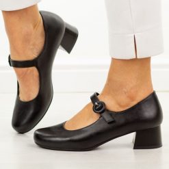 Czarne półbuty damskie Sergio Leone Pb416. Czarne czółenka Sergio Leone, bez wzorów, z materiału, z okrągłym noskiem, bez obcasa, na obcasie, bez zapięcia. Za 179.00 zł.