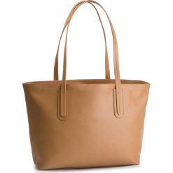 Torebka COCCINELLE - DC6 Dione Saffiano E1 DC6 11 03 01 Desert N02. Brązowe shopper Coccinelle, bez wzorów, ze skóry, na ramię, bez dodatków. W wyprzedaży za 619.00 zł.