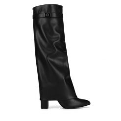 Kozaki DeeZee. Czarne kozaki DeeZee, bez obcasa, na słupku, bez zapięcia. Za 249.99 zł.