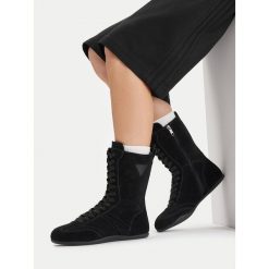 Trzewiki Guess Jeans. Czarne botki Guess Jeans, z aplikacjami, z jeansu, bez obcasa, na płaskiej podeszwie, bez zapięcia. Za 399.99 zł.