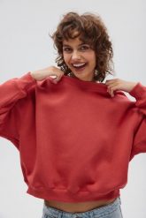 Bluza damska typu oversize w kolorze CRANBERRY - PINEY. Czerwone bluzy Marsala, uniwersalny, bez wzorów, z bawełny, bez kaptura. Za 259.90 zł.