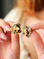 L'Atelier de Gaia Pozłacane kolczyki-wkrętki z szafirami rozmiar: onesize. Czarne kolczyki L'Atelier de Gaia, z szafirem, pozłacane. Za 52.42 zł.