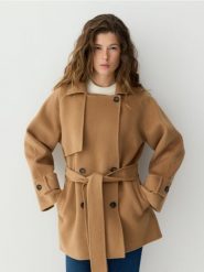 Wełniany płaszcz handmade z paskiem - brązowy. Brązowe płaszcze Reserved, l, bez wzorów, z tkaniny, bez kaptura. Za 559.99 zł.