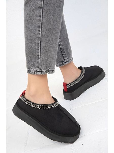 Trendyol Botki w kolorze czarnym rozmiar: 38. Czarne botki Trendyol, bez wzorów, z materiału, bez obcasa, na platformie, bez zapięcia. Za 135.17 zł.