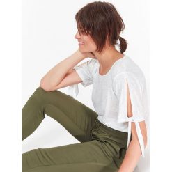 T-SHIRT DAMSKI Z DZIANINY Z BŁYSZCZĄCĄ NITKĄ, Z ROZCIĘCIAMI I WIĄZANIEM NA RĘKAWACH. Białe t-shirty TOP SECRET, bez wzorów, z bawełny, bez kołnierzyka, bez ramiączek. W wyprzedaży za 29.99 zł.