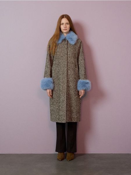 Długi płaszcz z futerkiem - wielobarwny. Płaszcze Reserved, l, bez wzorów, z tkaniny, bez kaptura. Za 499.99 zł.